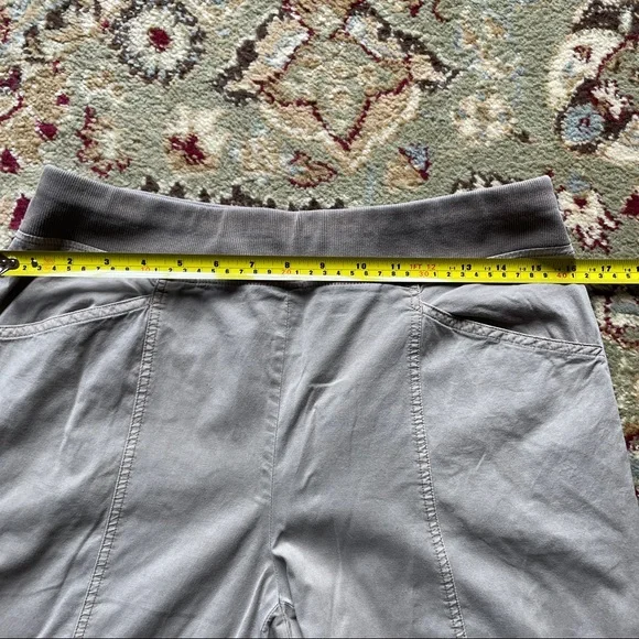 Chico’s Zenergy cropped pants in size XS (.5) - Picture 3 of 10